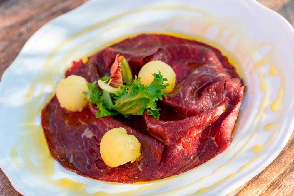 Carpaccio di manzo con melone invernale: una ricetta leggera e gustosa
