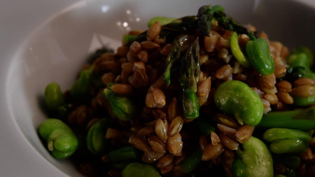 Insalata di farro e orzo con verdure: una ricetta sana e gustosa.
