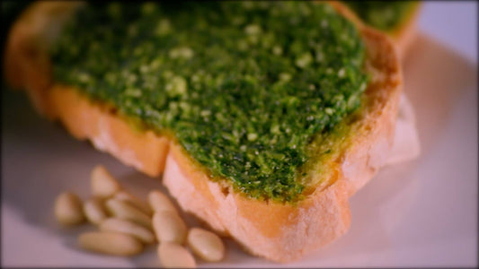 Bruschetta with arugula pesto: an easy and tasty recipe.