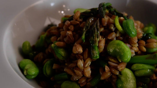 Spelt and barley salad with vegetables: a healthy and tasty recipe.